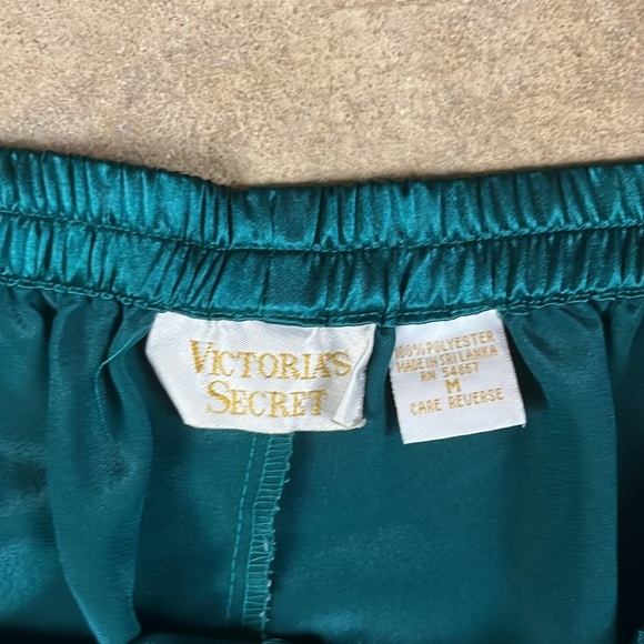 Vintage Victoria’s Secret Gold Label Pajama Pants in emerald green
Size: Medium - Picture 3 of 7